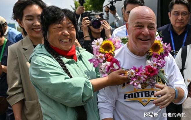 中国男篮：杨瀚森低迷贺希宁8中1，核心后卫21+7，奇兵13分