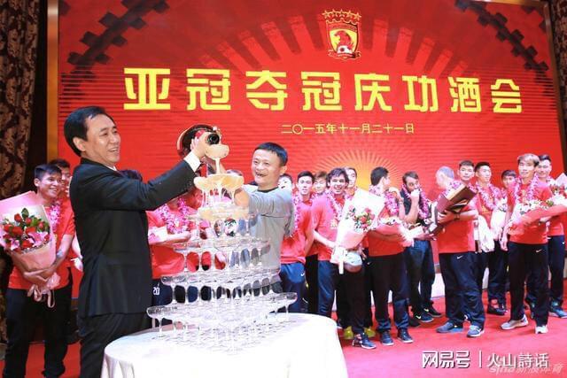 尤文23岁前锋滑倒3次被换下!当众向教练发火 怒砸座椅后直接离场